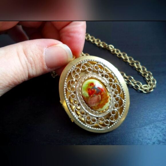 VINTAGE GLASS CAMEO LOCKET GOLD TONE 23" NECKLACE - Picture 1 of 3